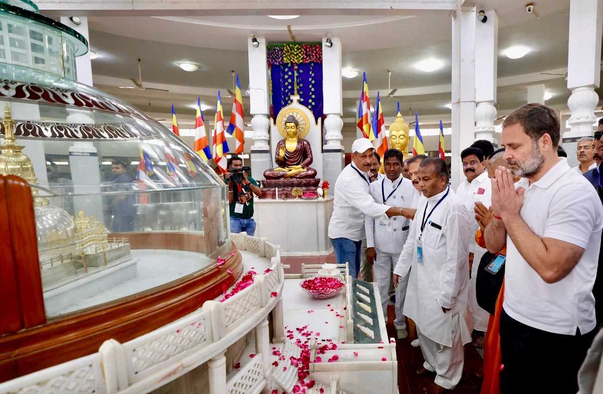 नागपुर दौरे पर कांग्रेस नेता राहुल गांधी, भगवान बुद्ध की प्रतिमा पर अर्पित की पुष्पांजलि